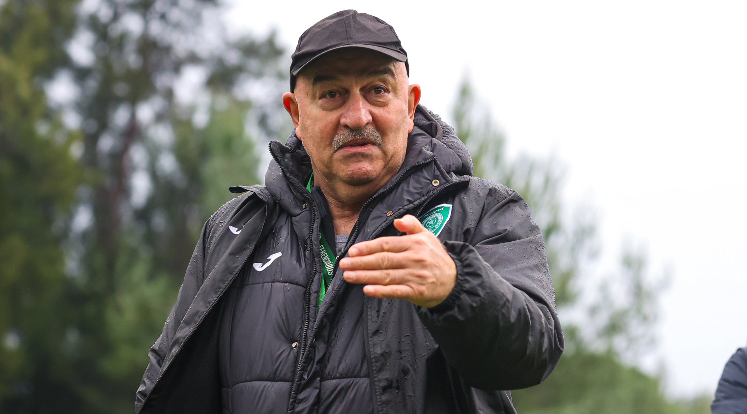 Фото: грозненцы трудятся на сборах и в дождь, и в зной