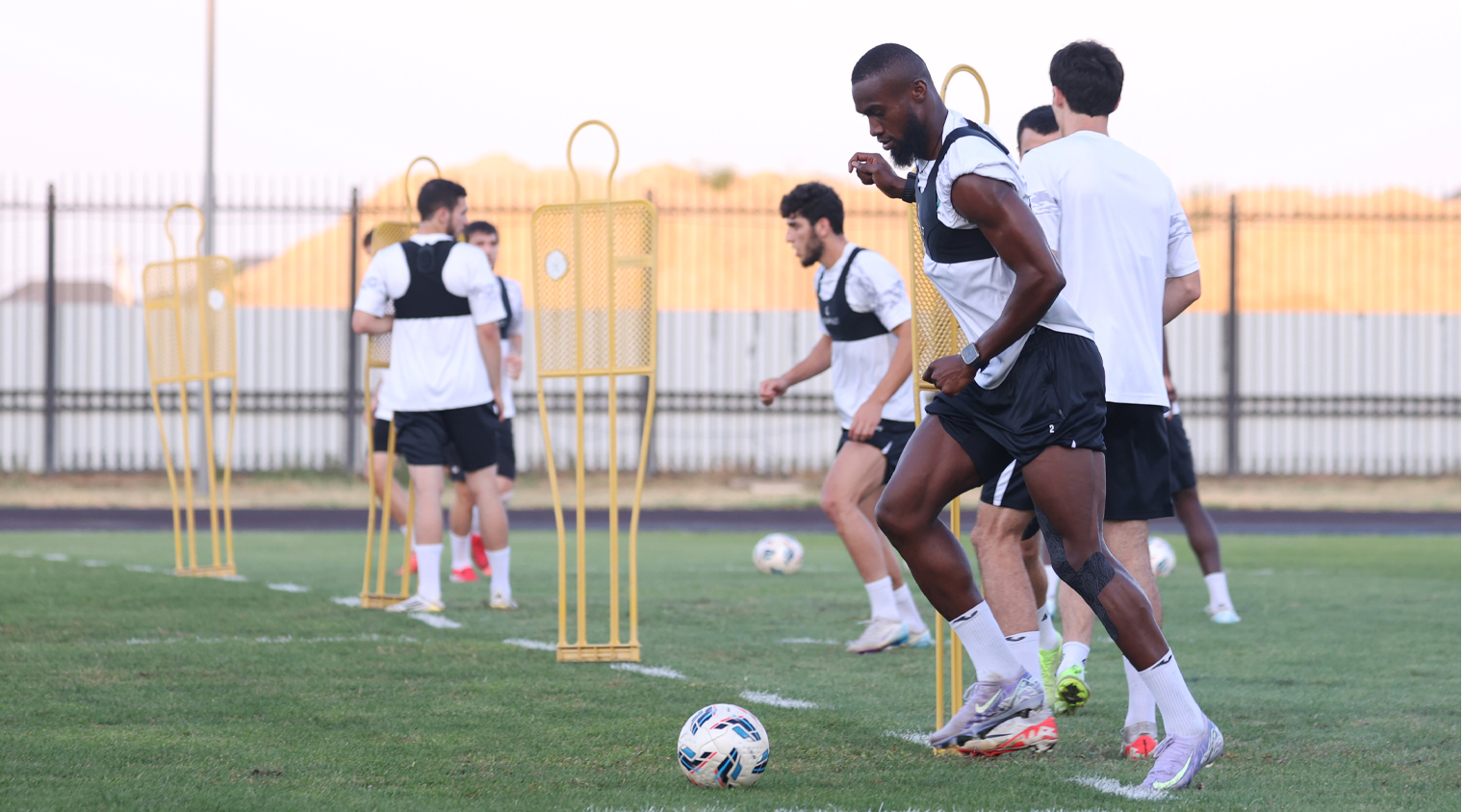 Начали подготовку к матчу в Оренбурге