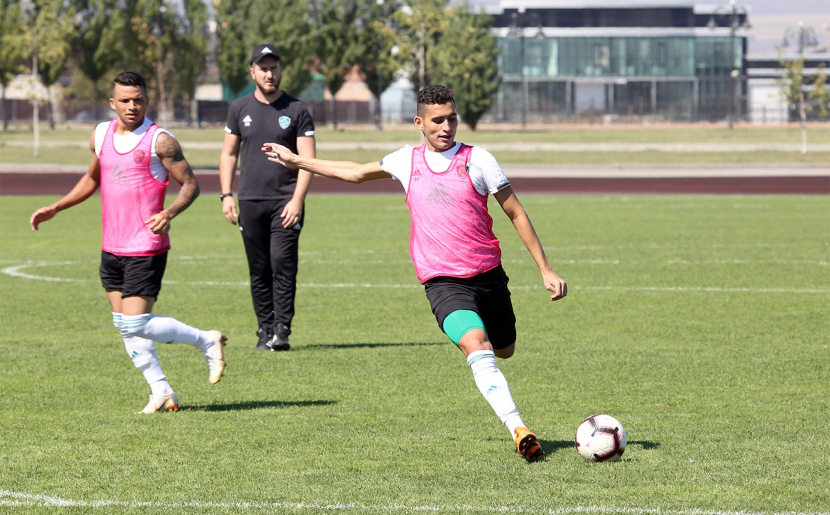 Фоторепортаж с тренировки ФК «Ахмат»