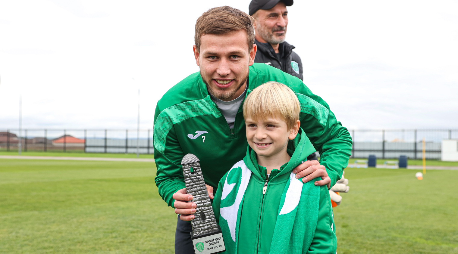 Лечи Садулаев получил награду лучшему игроку месяца из рук школьника