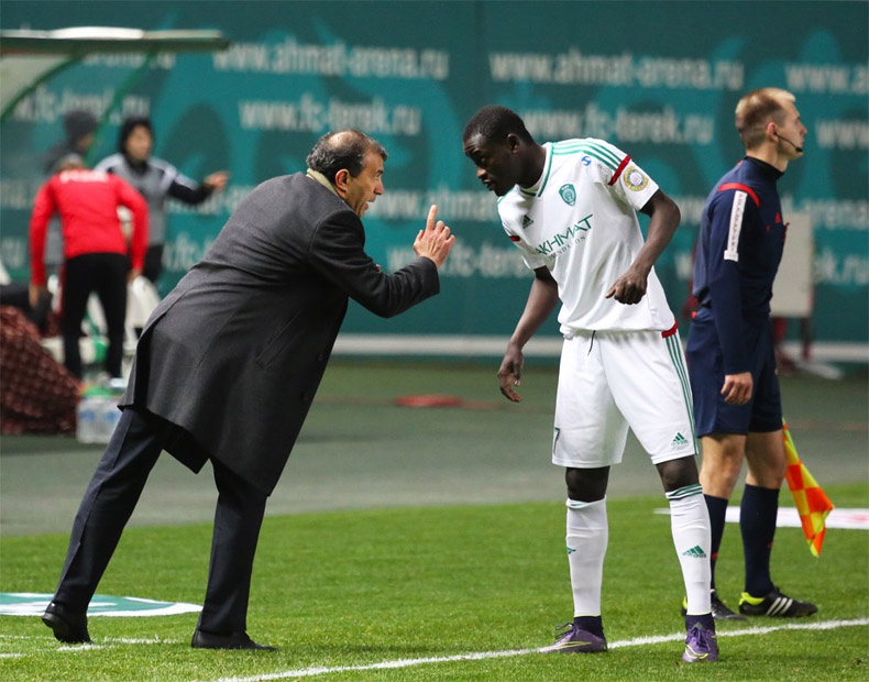 Скажи, о чем говорили Рахимов и Мбенг, и выиграй футболку «Терека»!