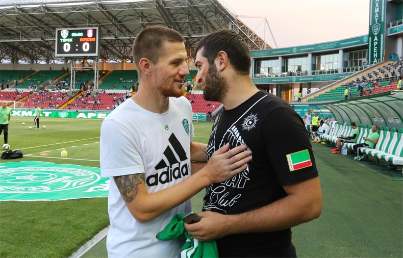 Олег Иванов вручил футболку победителю конкурса