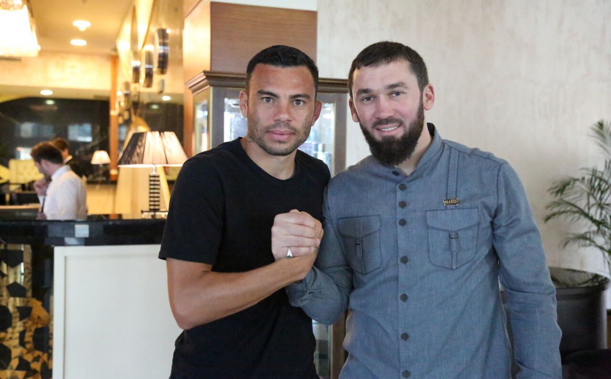 Магомед Даудов поздравил Родолфо с Днём Рождения. 