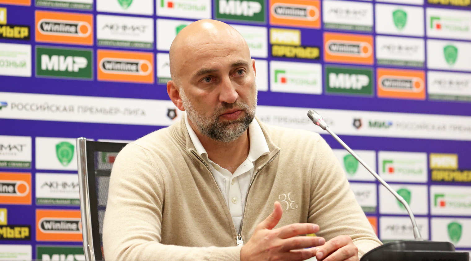 Магомед Адиев покинул пост наставника сборной Казахстана