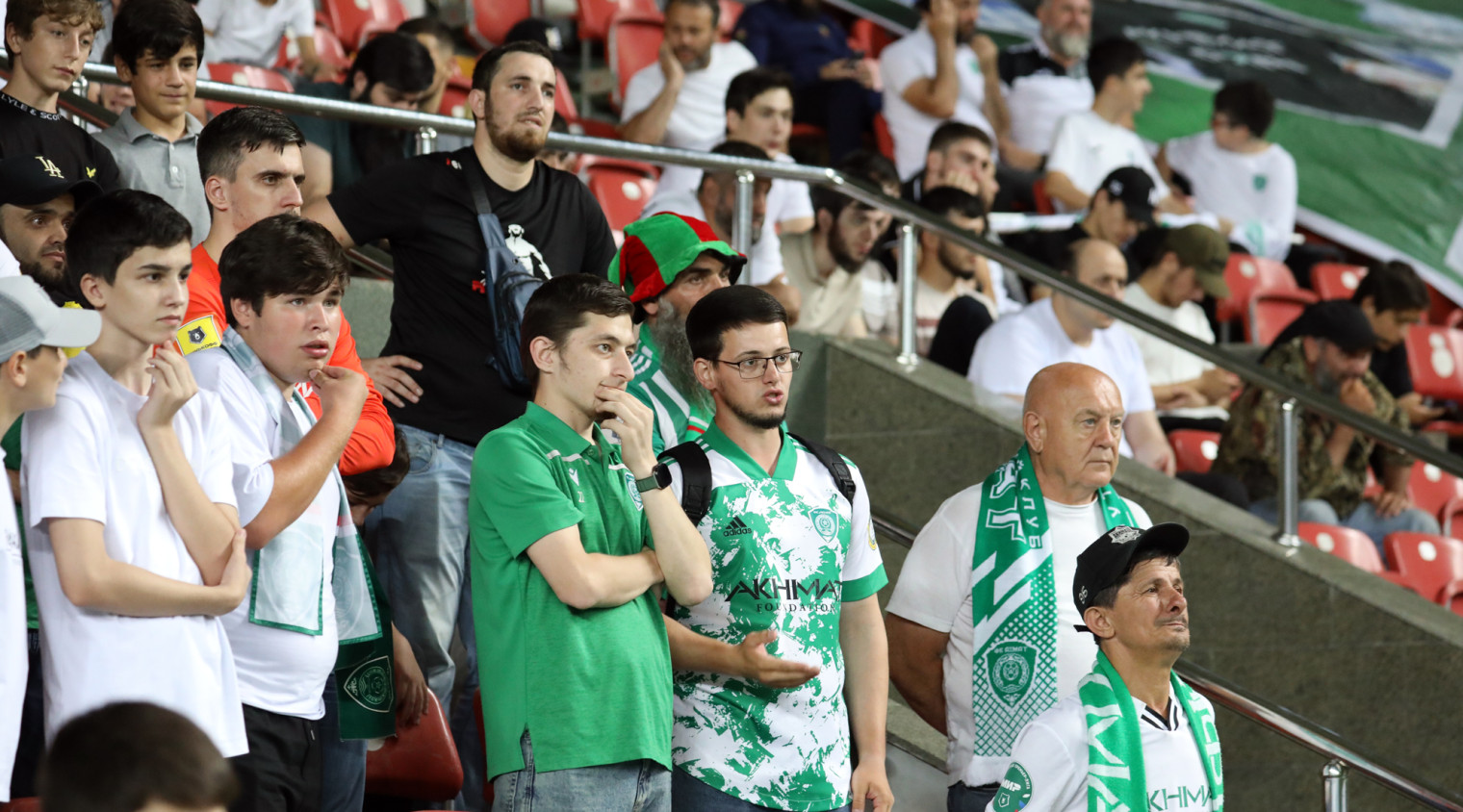 Болельщики "Ахмата" и "Сочи" сыграли в футбол