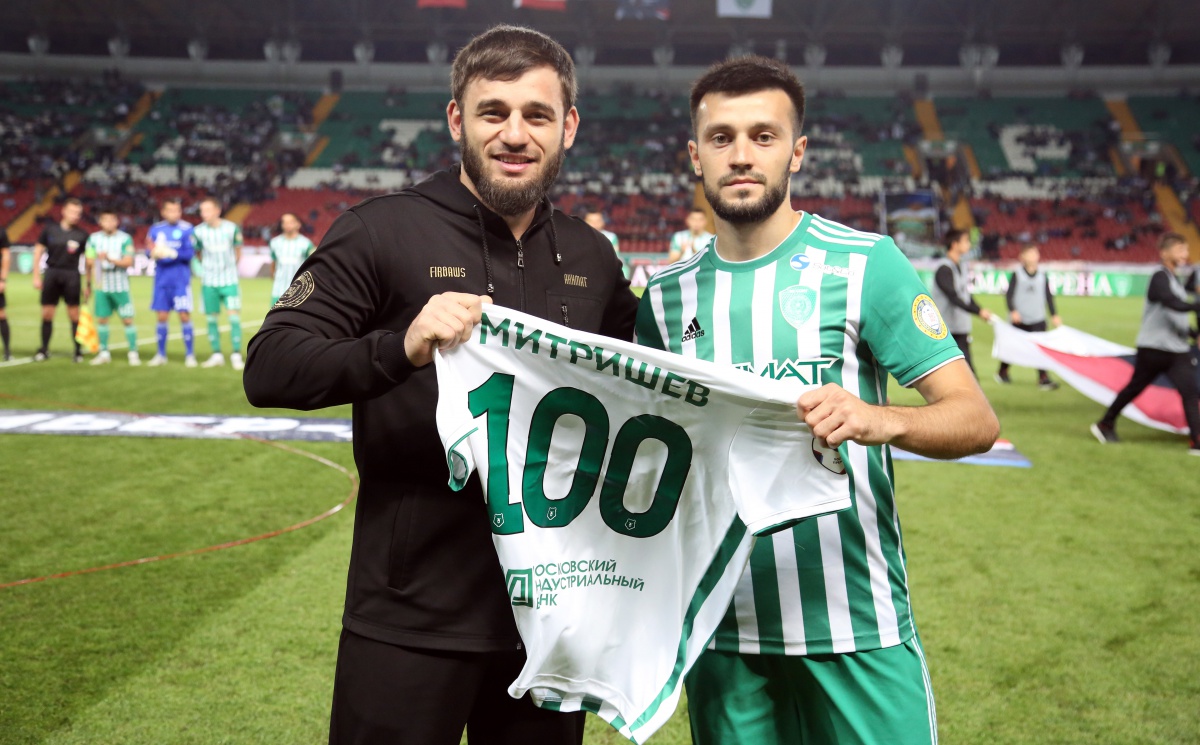 Магомеду Митришеву вручили именную футболку перед игрой с Оренбургом