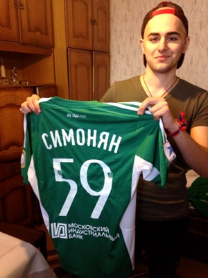 Грише Симоняну вручена именная футболка «Терека»