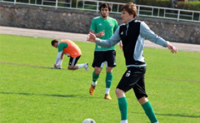 Предигровую тренировку грозненцы провели на своем поле (Видео).