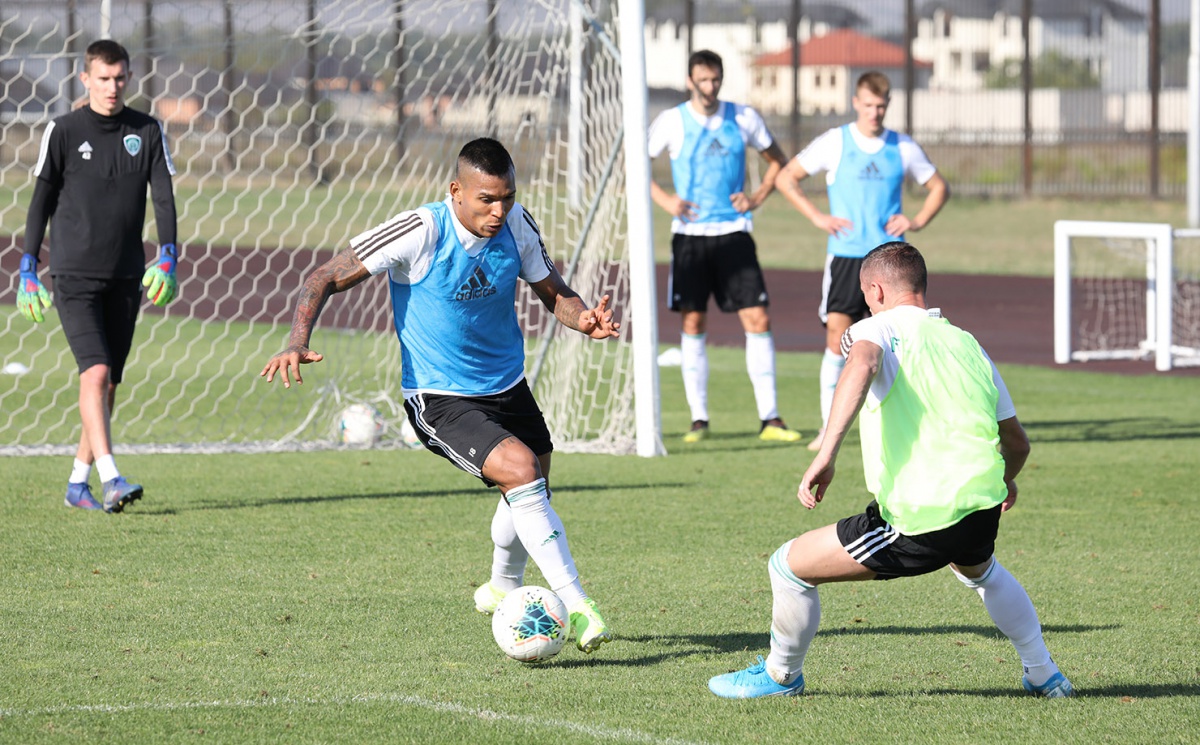 Грозненцы провели очередную тренировку на "Ахмат-Арене"