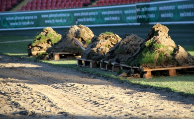 На «Ахмат-Арене» ведется замена газона.